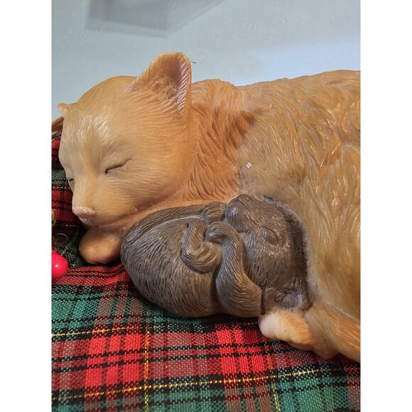 Christmas Around The World Kitten Mouse Cuddled In Kitty Bed Sleeping Figurines - Picture 3 of 8